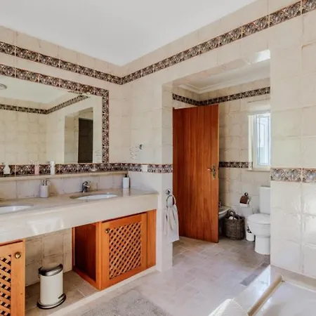 Beautiful 5 Bedroom With Panoramic Sea Views Апартаменты